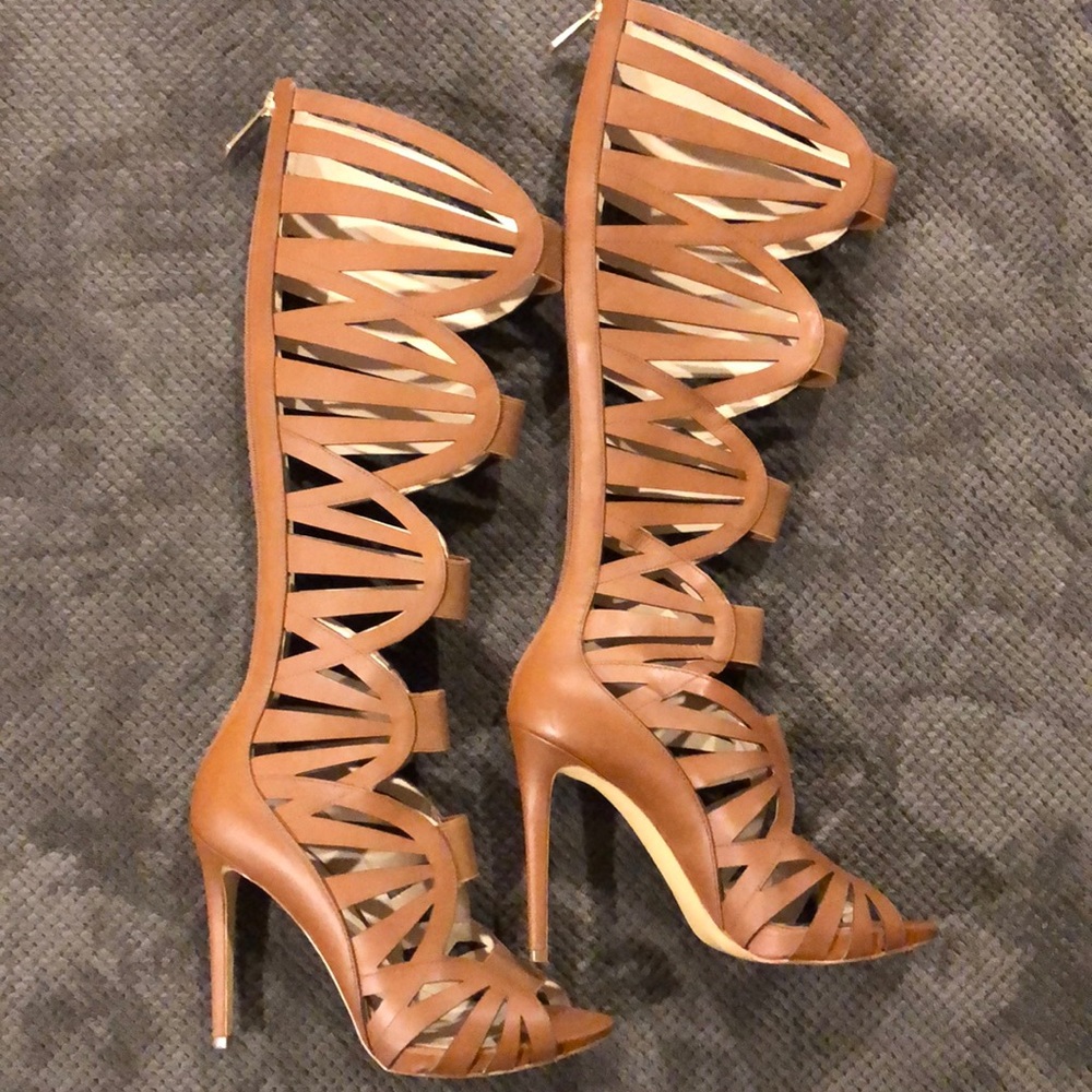 HEELS - Picture 2 of 4